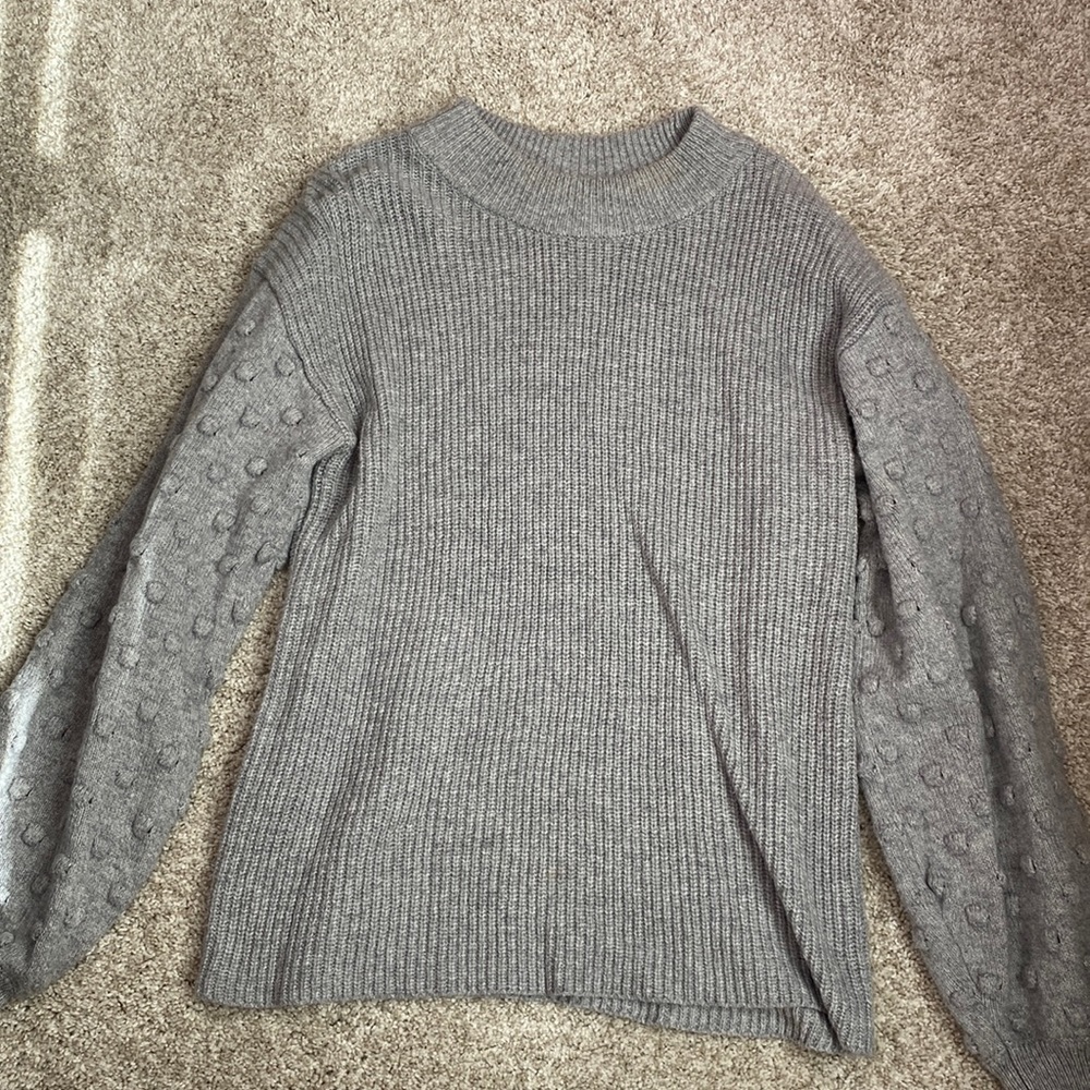 Gray ribbed dot sleeve sweater